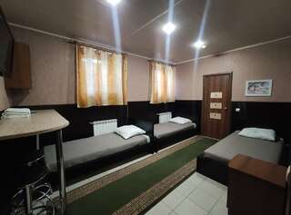 Гостиница МотоСтоп Волгоград Бюджетный трехместный номер-1
